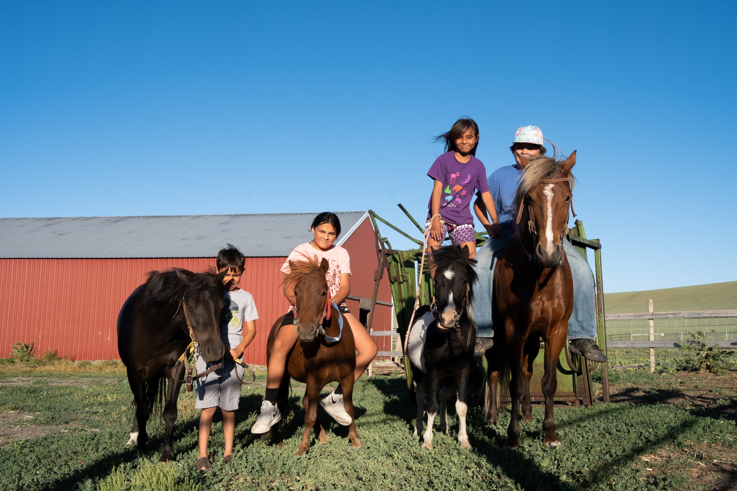 famille amérindienne avec trois poneys et un cheval