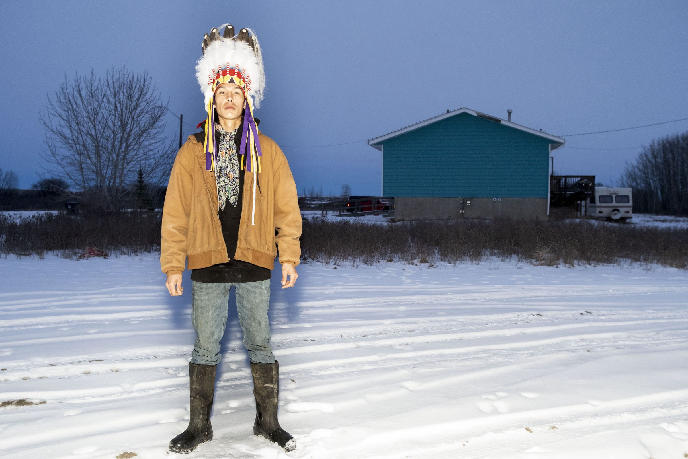 cavalier de la tribu Siksika portant une coiffe de plumes