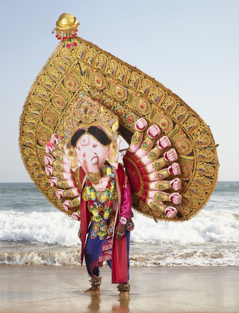 danseur indien portant un masque de Ganesh