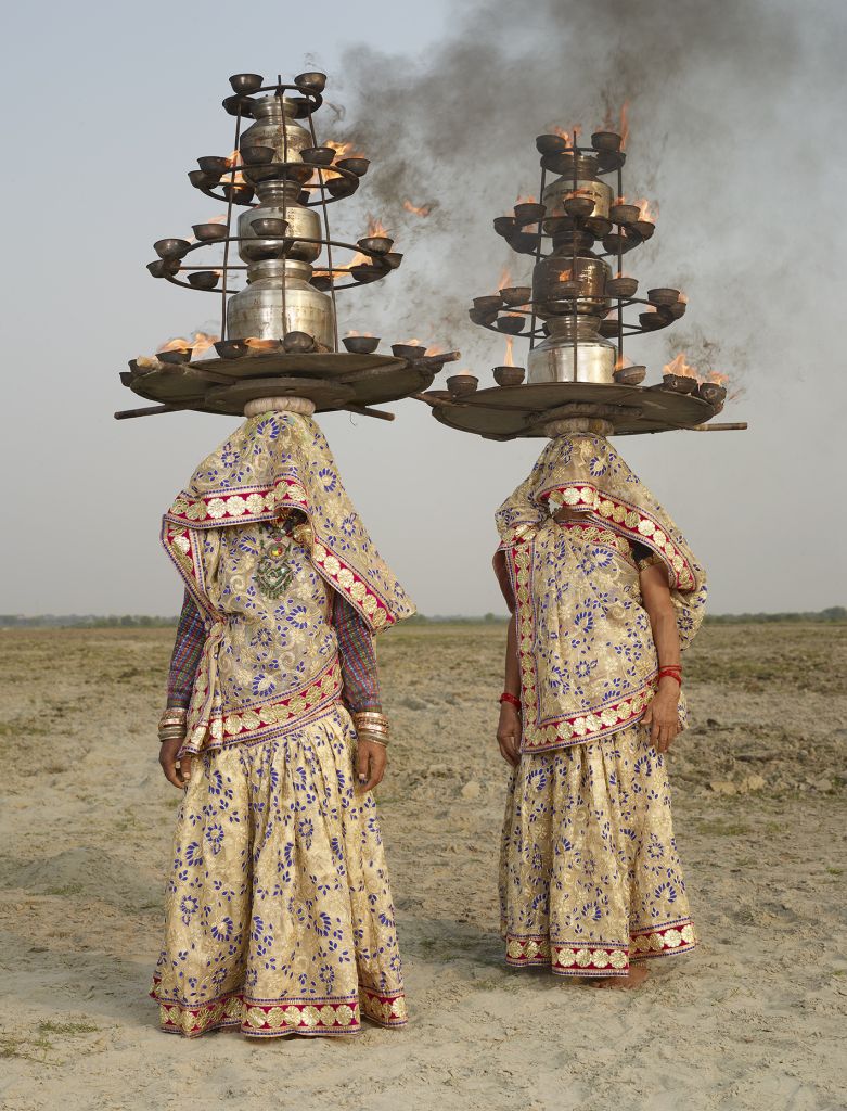 danseuses indiennes portant des plateaux lumineux