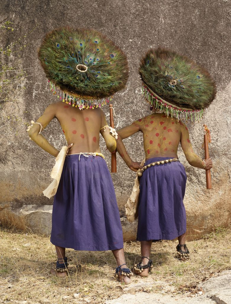 danseurs indiens portant des plumes de paon