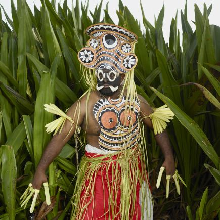danseur indien portant un masque de créature surnaturelle