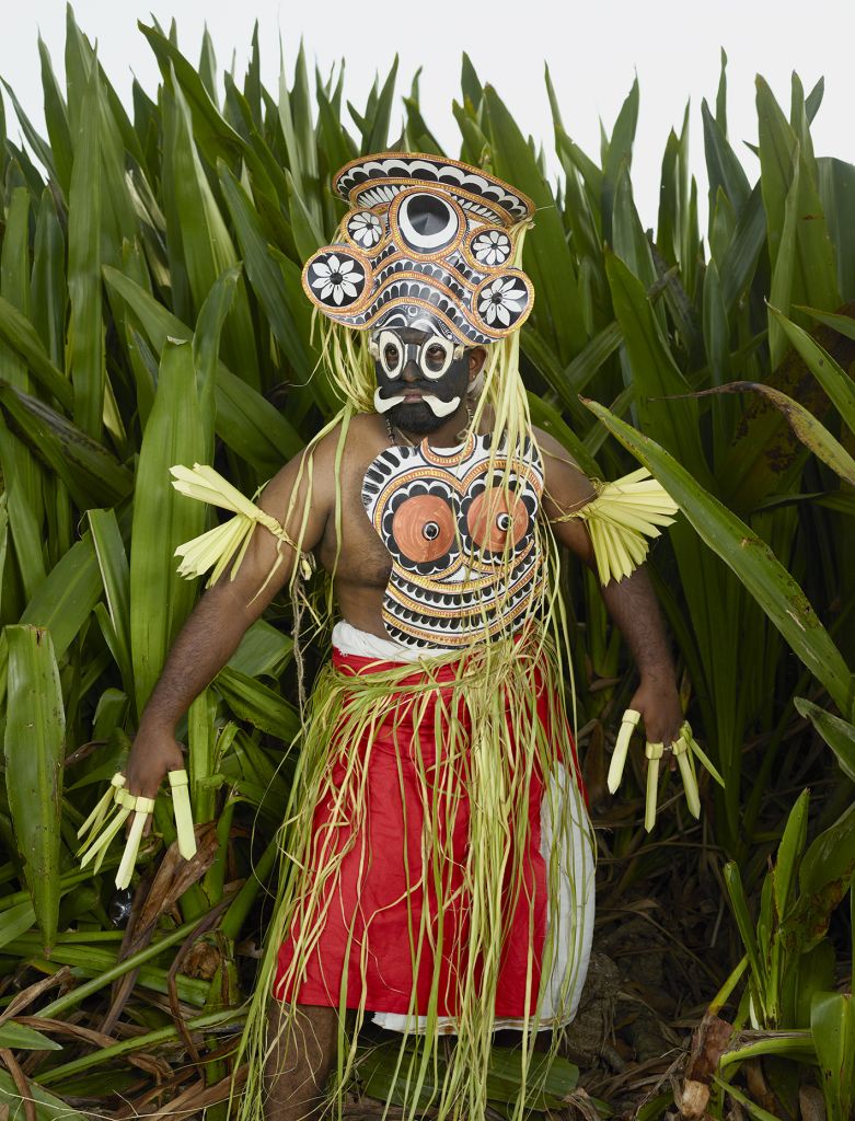 danseur indien portant un masque de créature surnaturelle