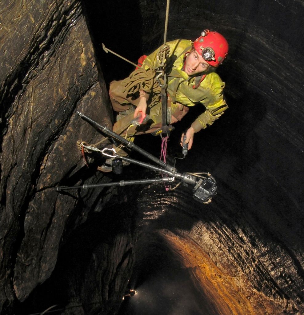 le photographe Robbie Shone dans une grotte