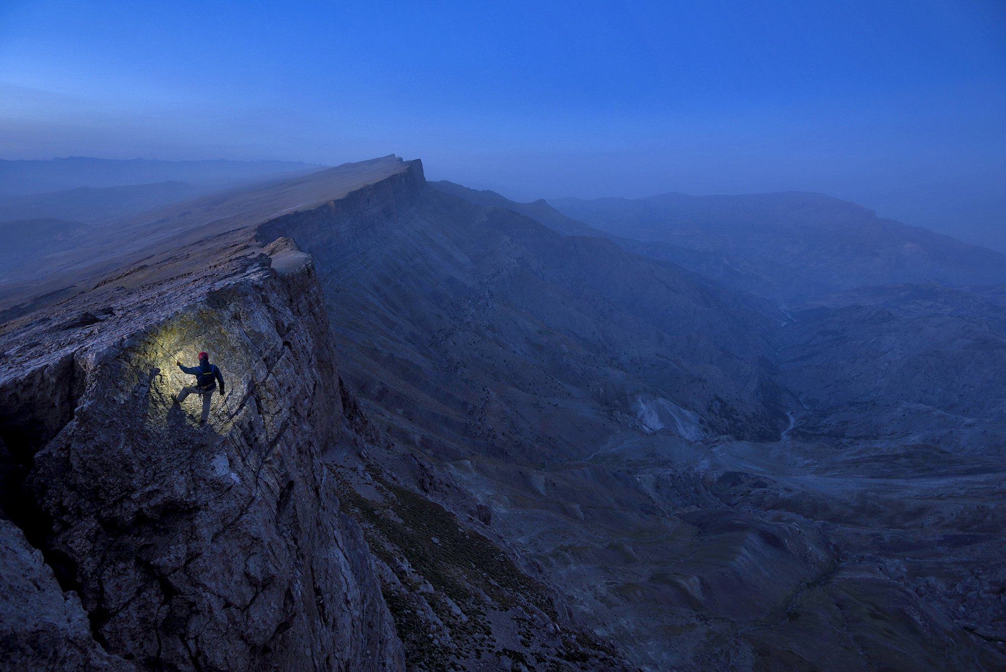 spéléologue escaladant une montagne