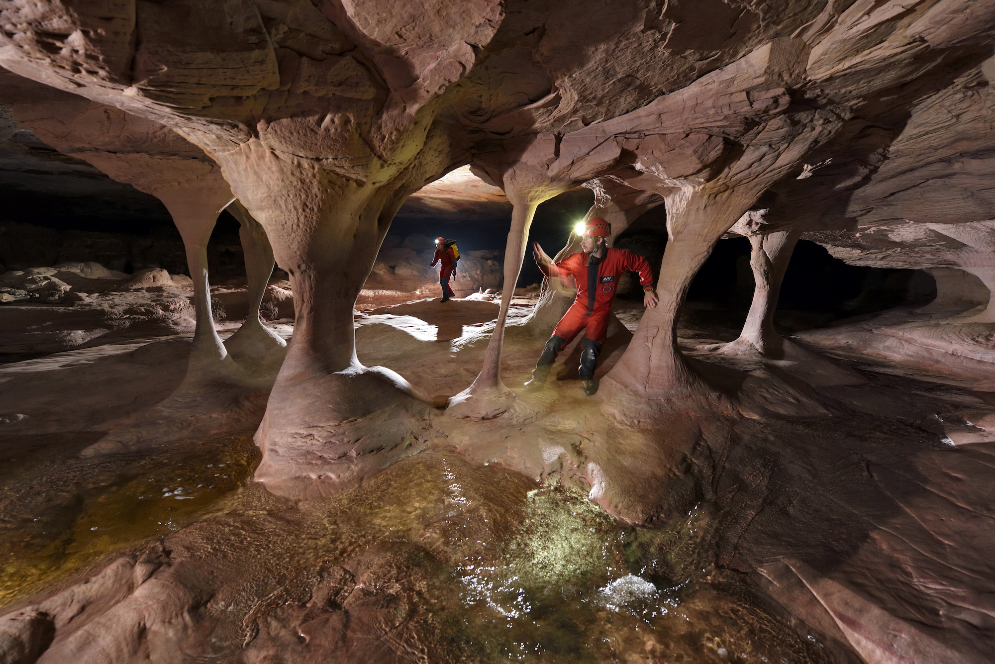 spéléologues dans une grotte