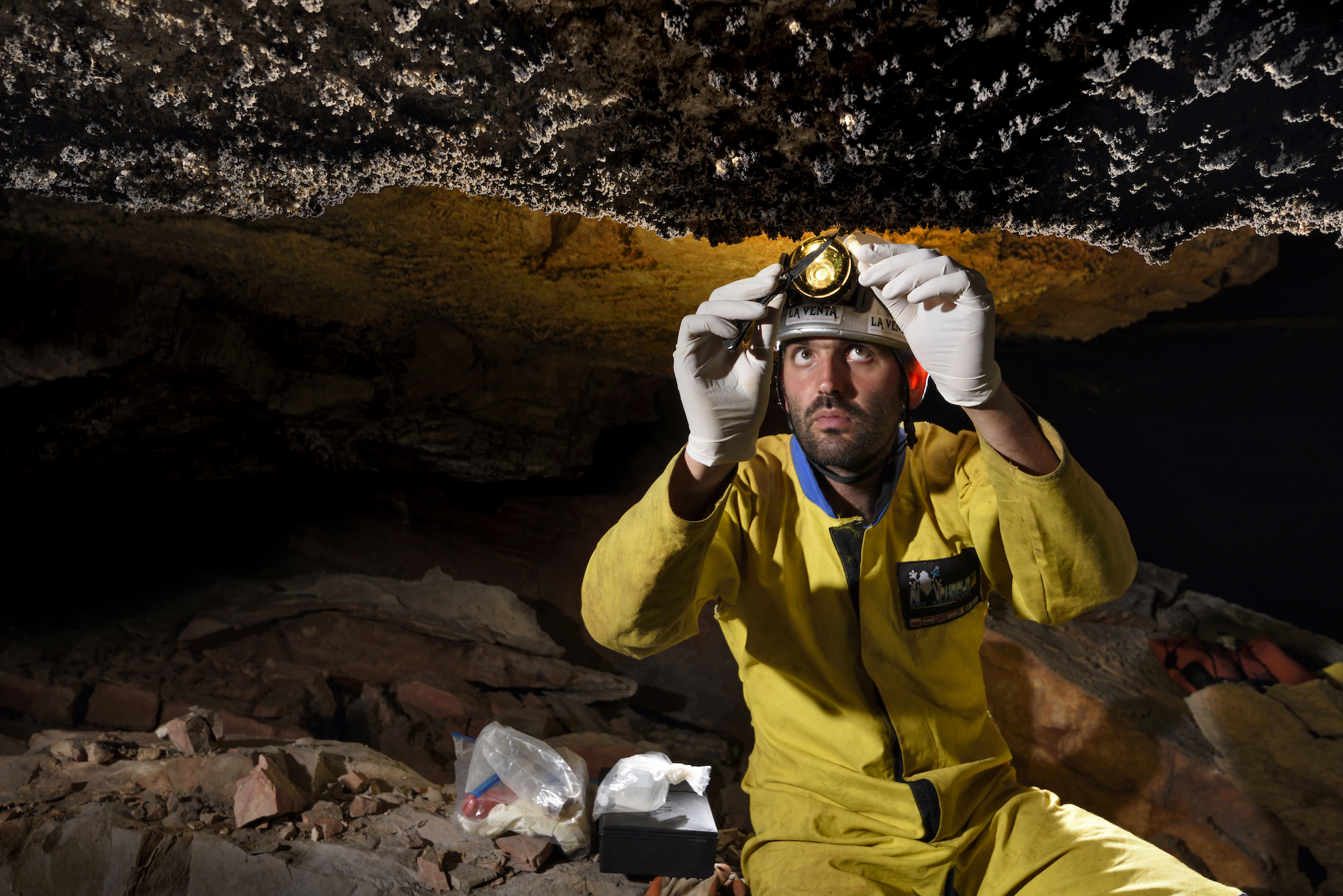 le géochimiste Francesco Sauro dans une grotte