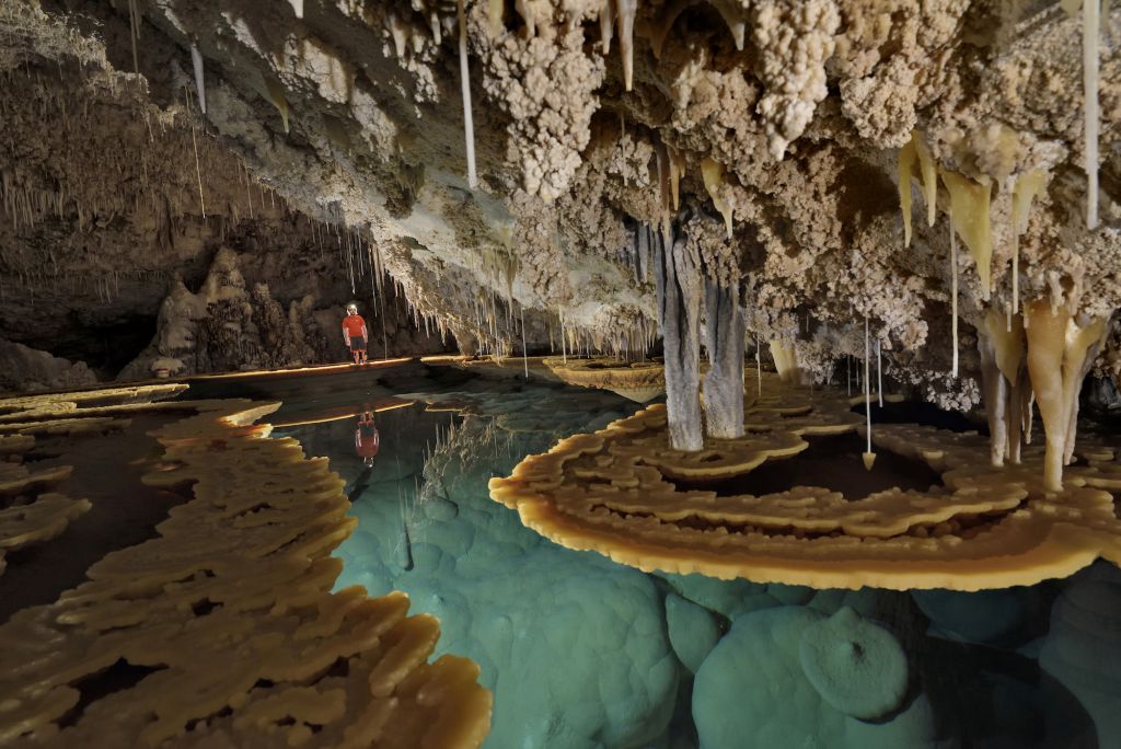 spéléologue dans une grotte