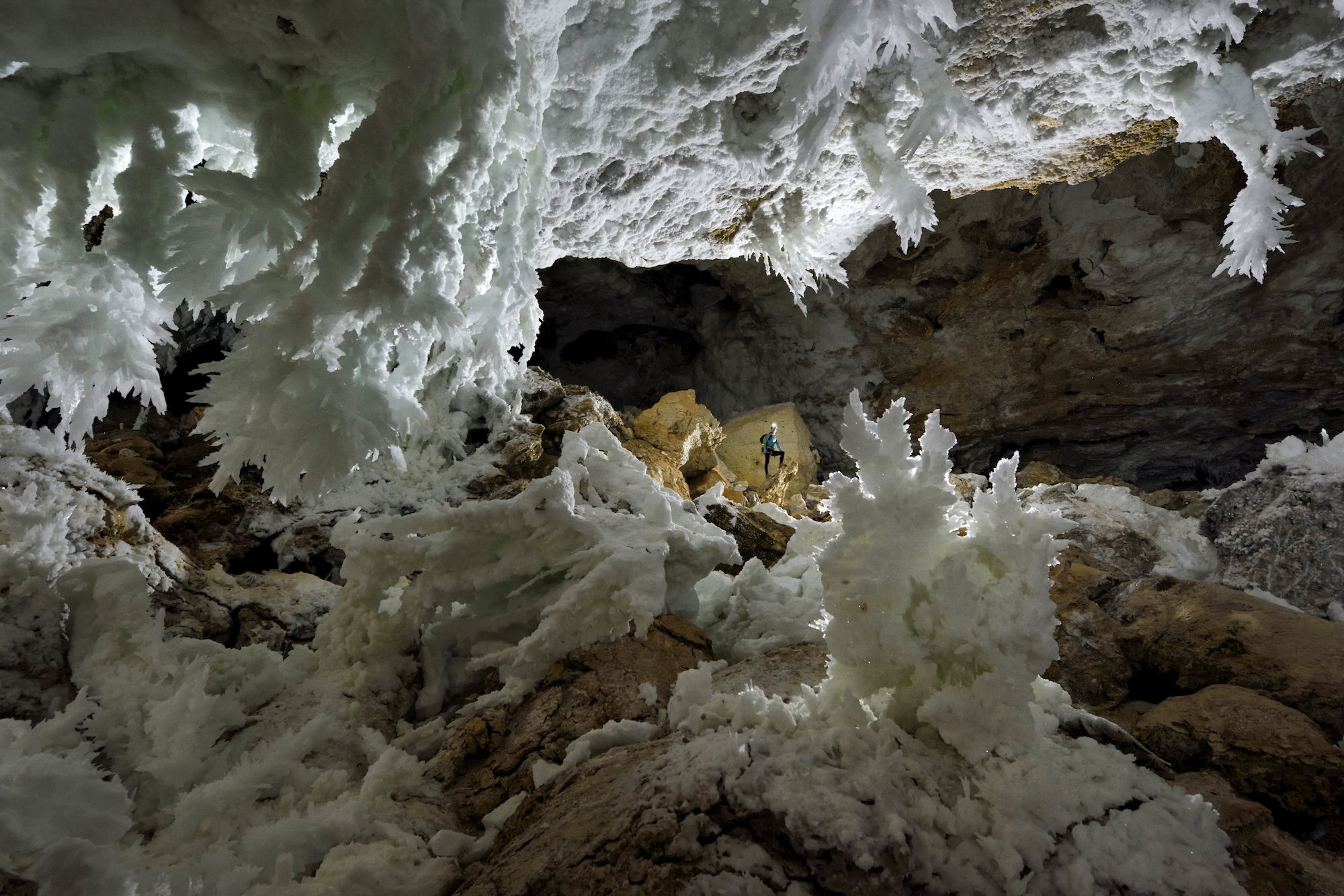 spéléologue dans une grotte