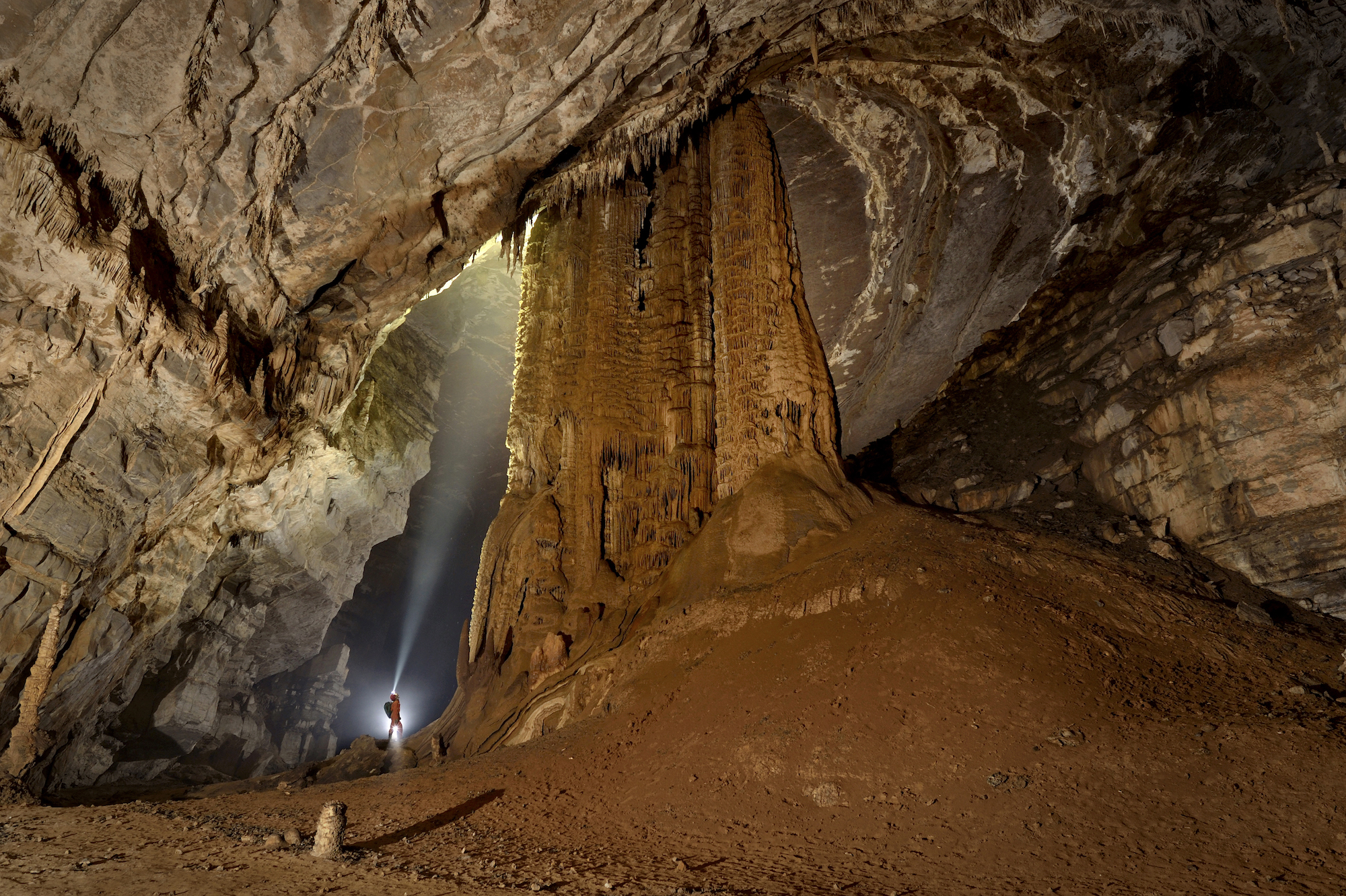 spéléologue dans une grotte