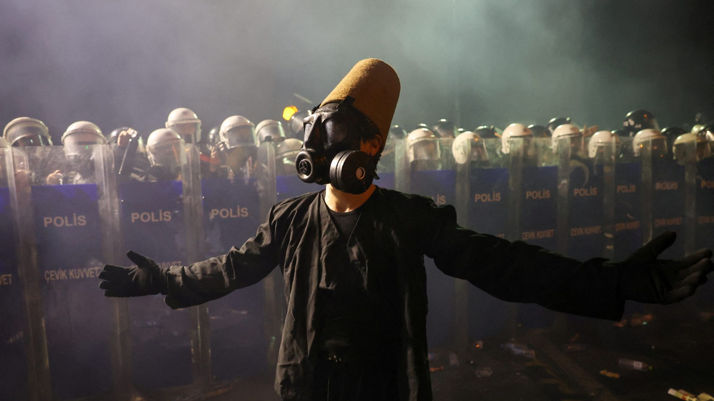 Un derviche dans le brouillard des lacrymos