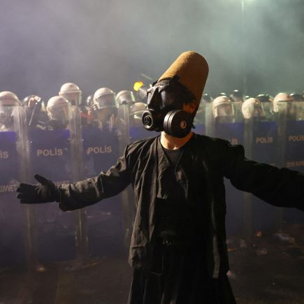 manifestant turc avec masque &agrave; gaz et bonnet de derviche