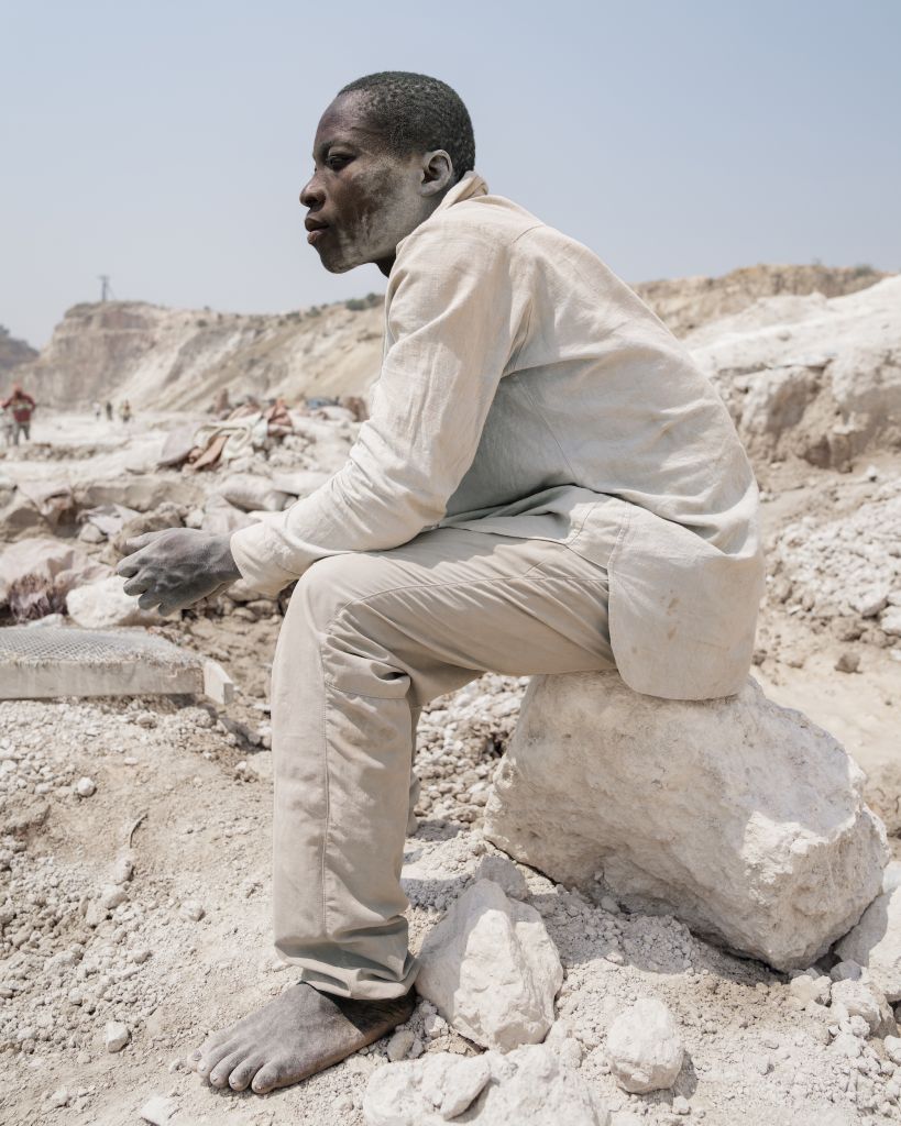 mineur pieds nus dans une mine artisanale en RDC