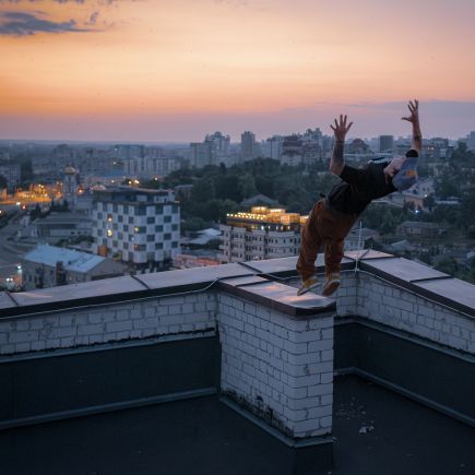 artiste pratiquant de parkour sur un toit à Kharkiv