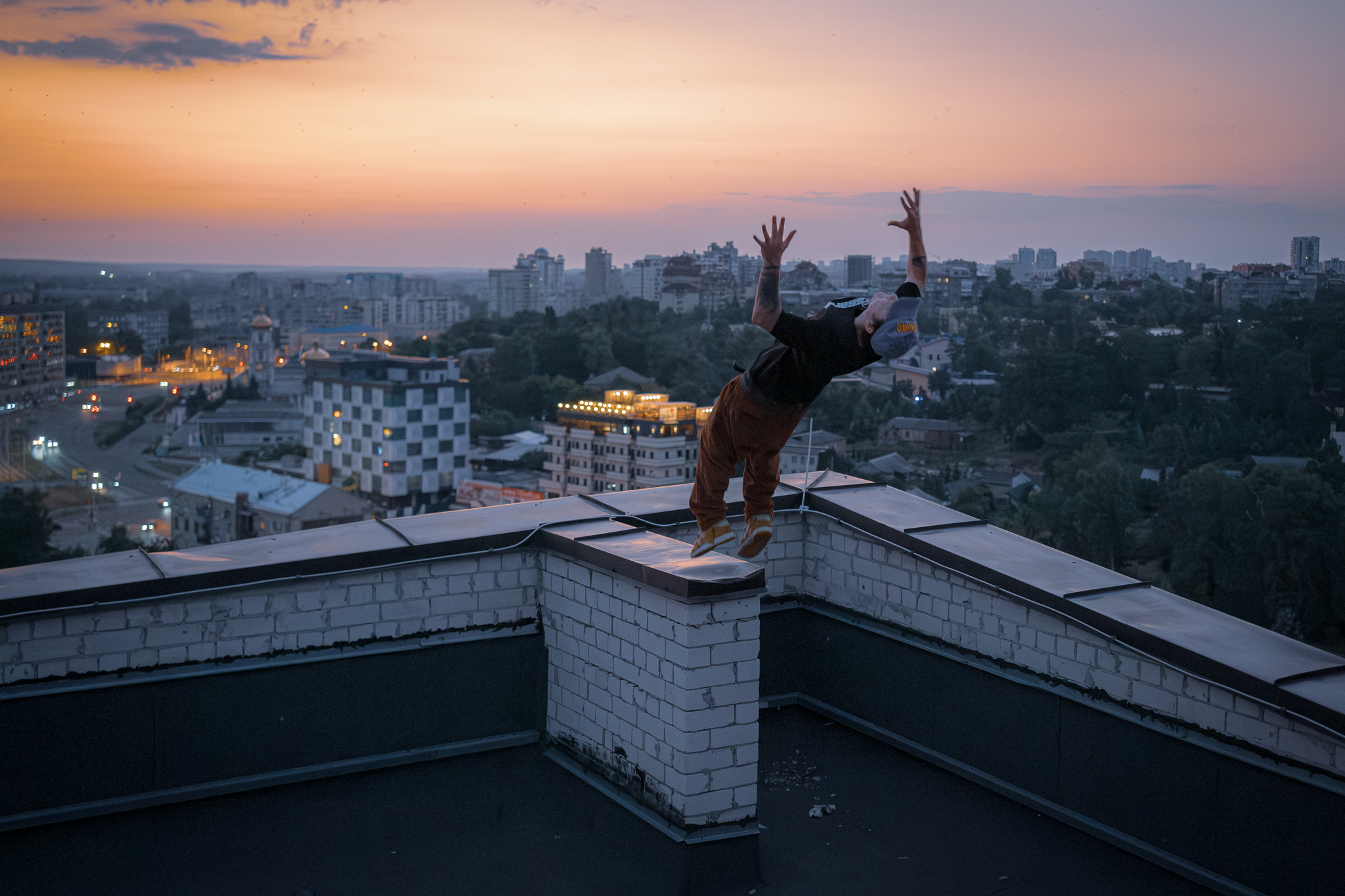 pratiquant de parkour sur un toit en Ukraine