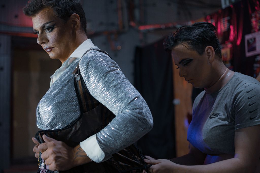 deux drag-queens se préparent pour leur spectacle