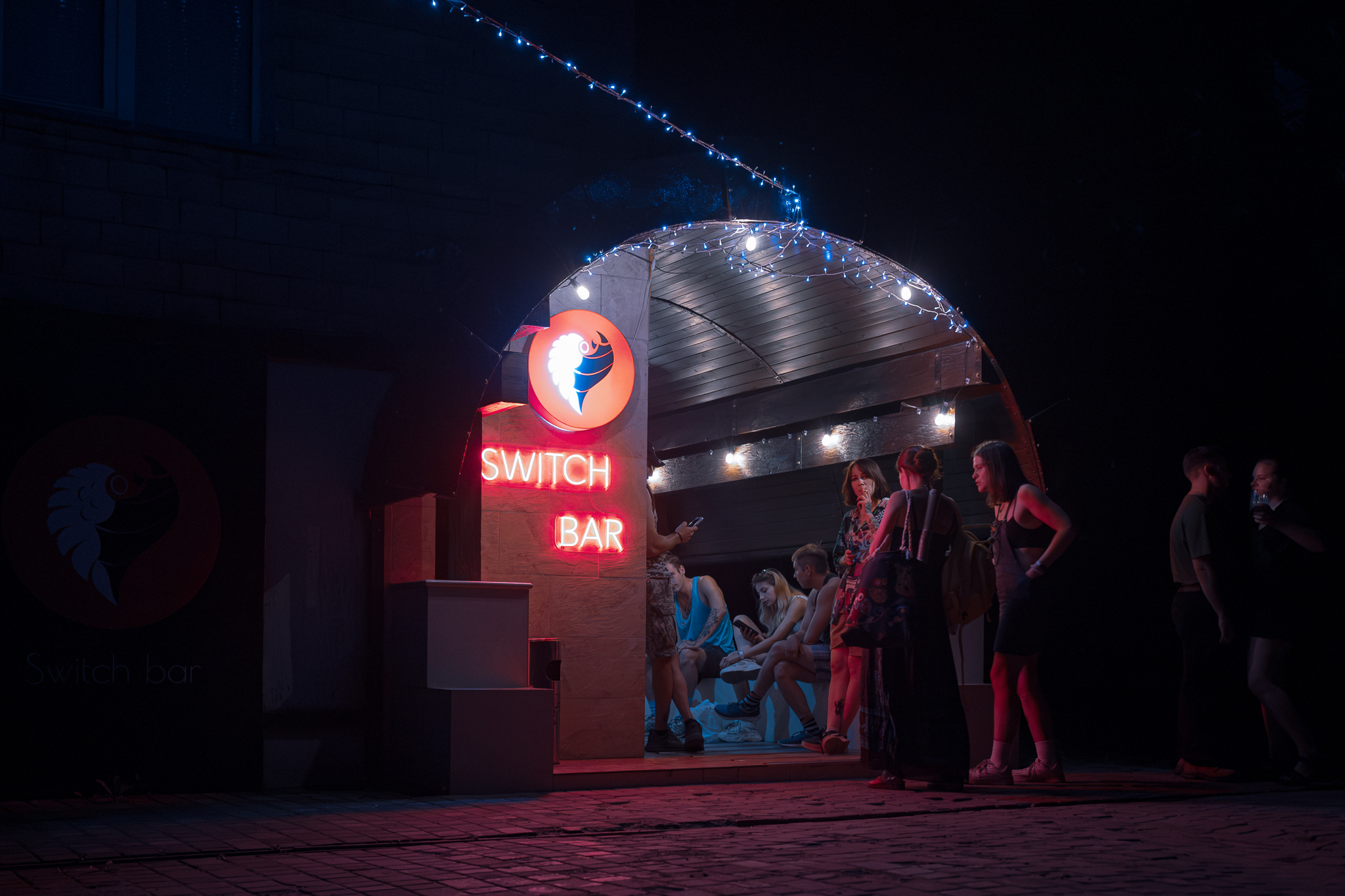 l’entrée d’un bar de nuit à Kharkiv