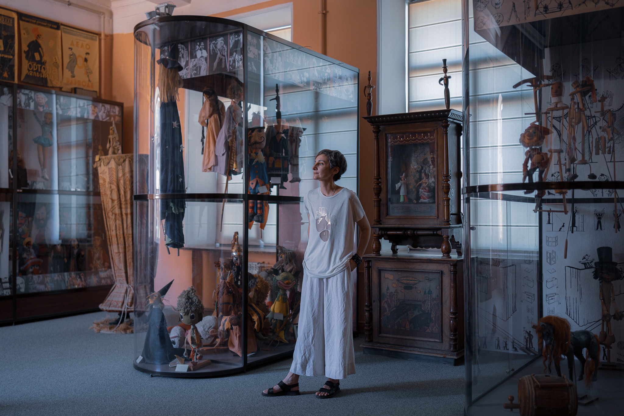 l’artiste Oksana Dmitrieva au milieu de ses marionnettes