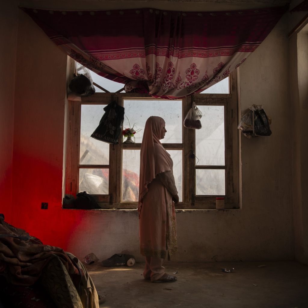 femme debout devant une fenêtre
