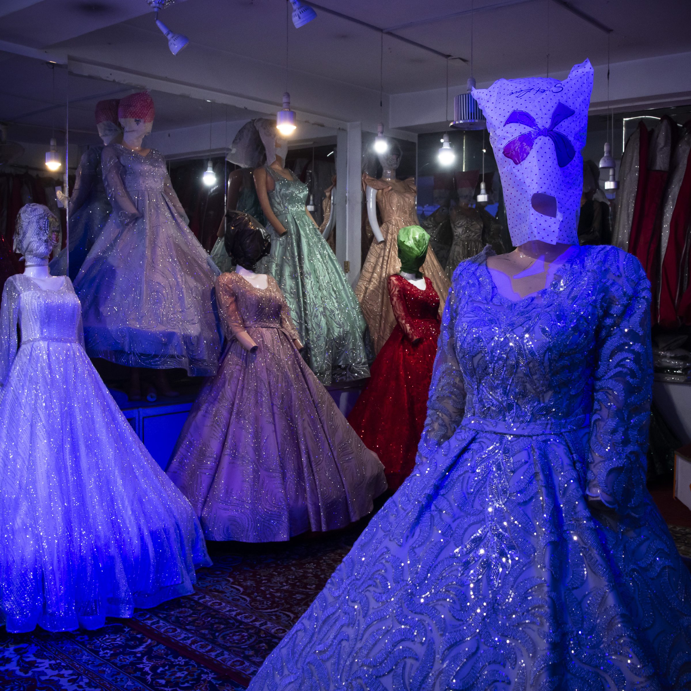 mannequins à la tête masquée dans un magasin
