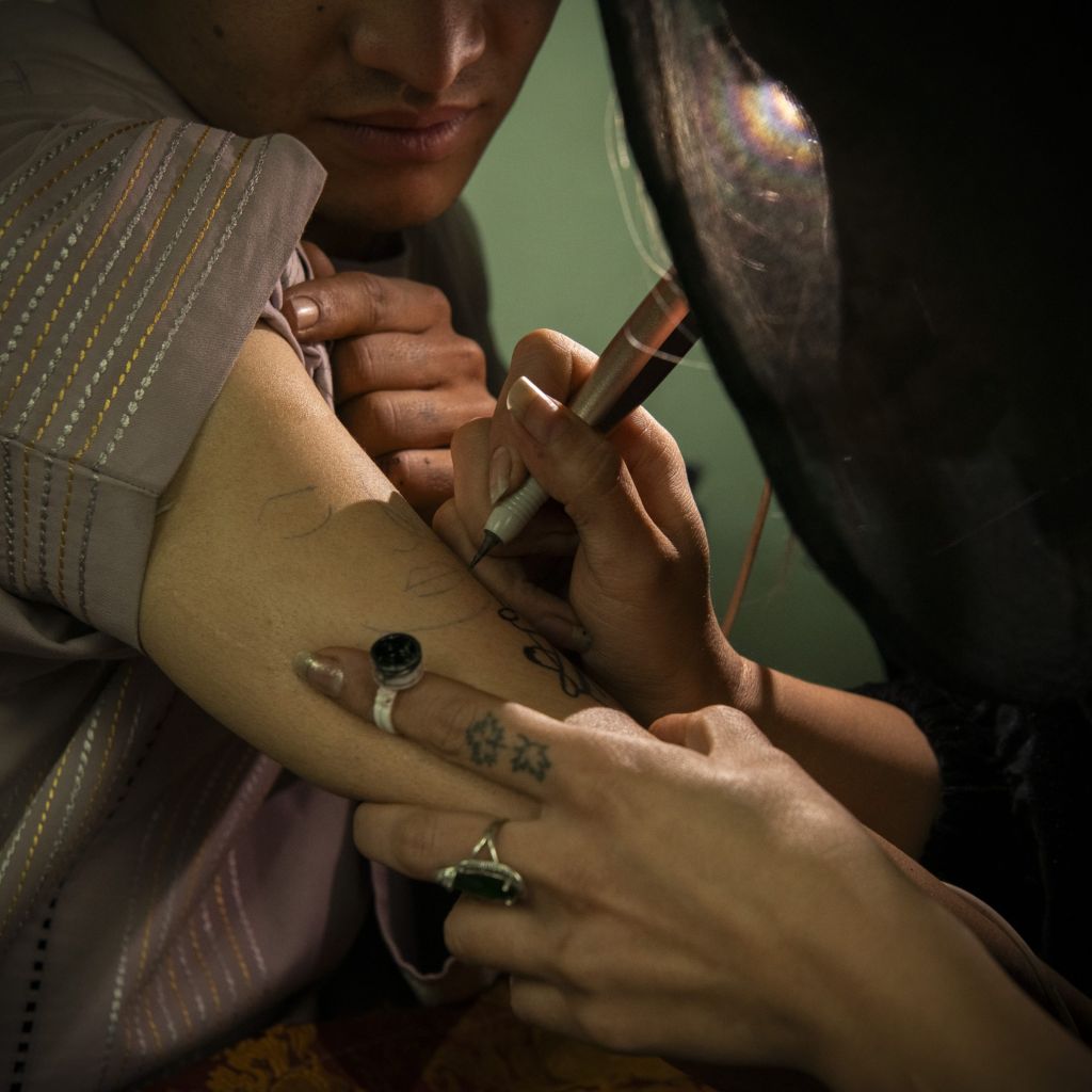 tatoueuse en plein travail