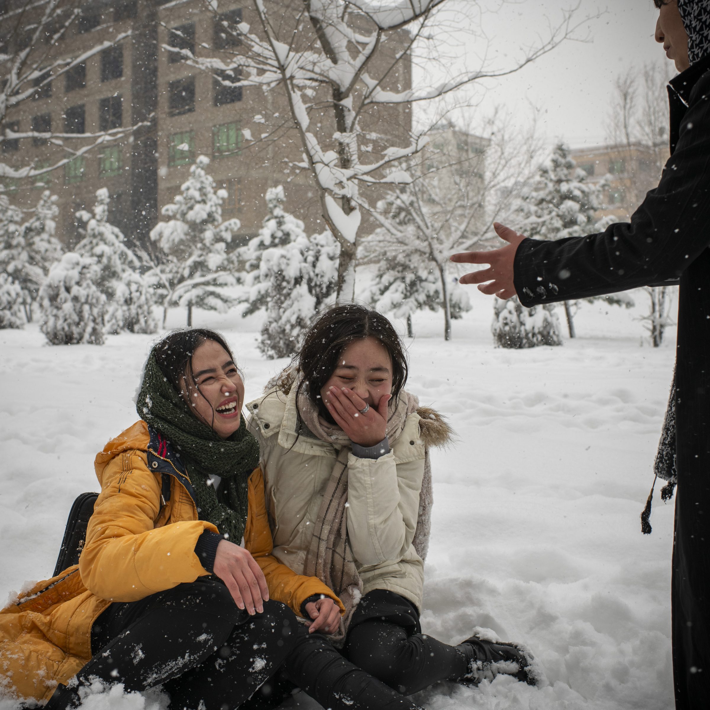 jeunes femmes jouant dans la neige