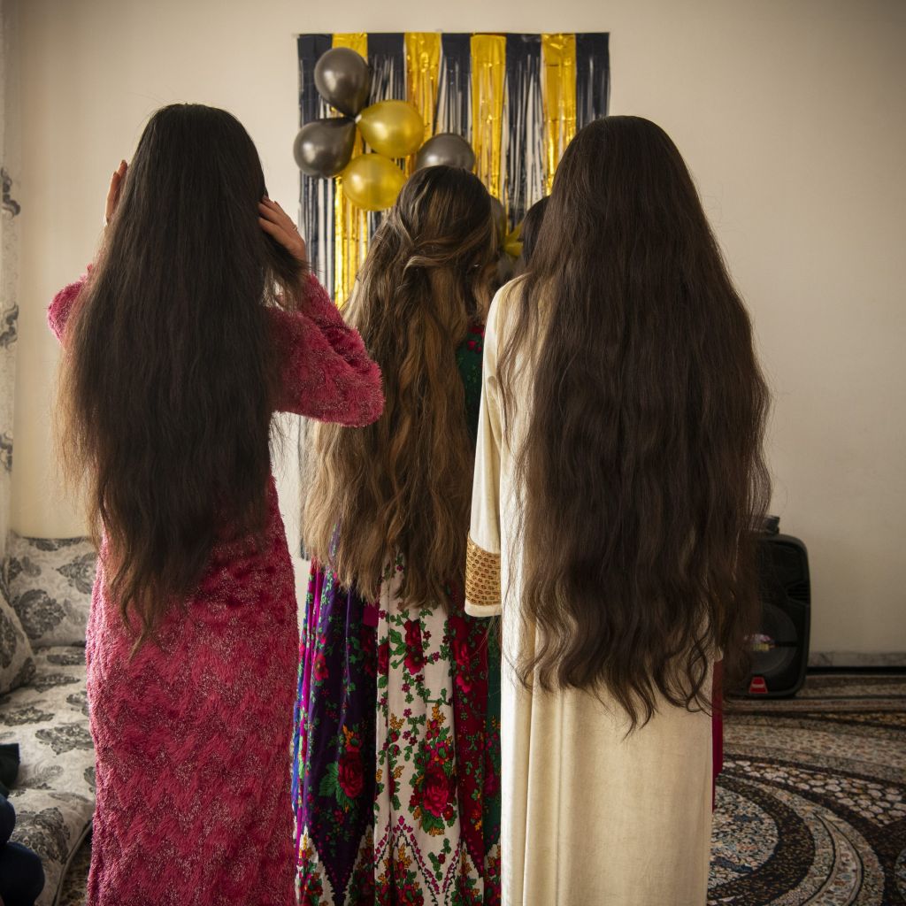trois adolescentes aux longs cheveux