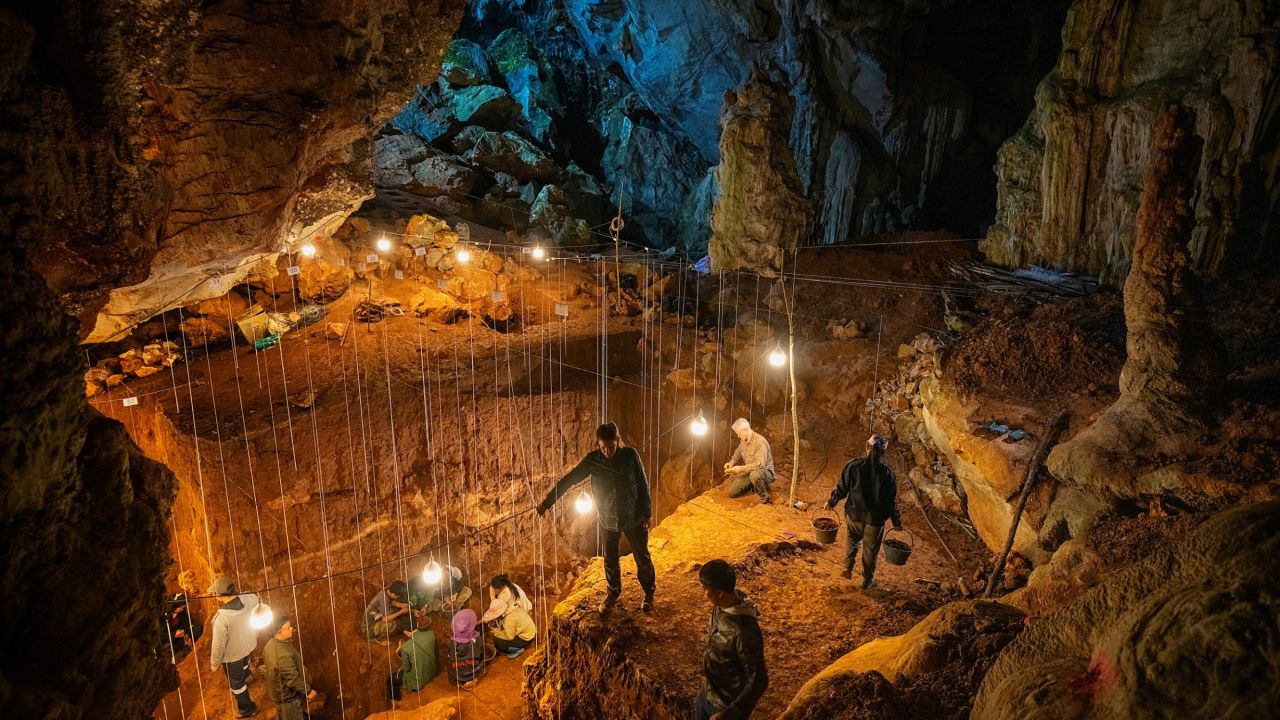 paléoanthropologues travaillant dans une grotte