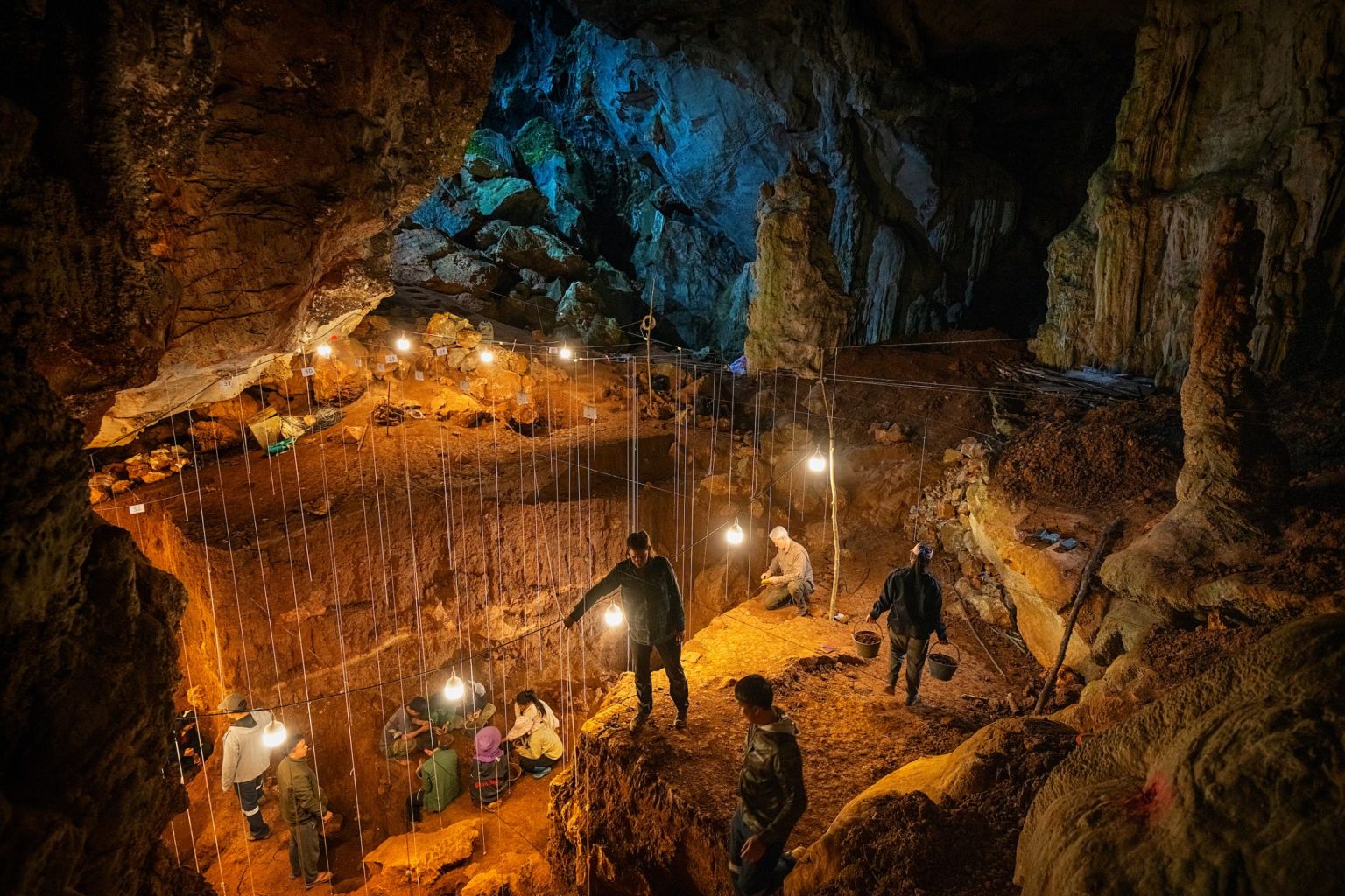 paléoanthropologues travaillant dans une grotte