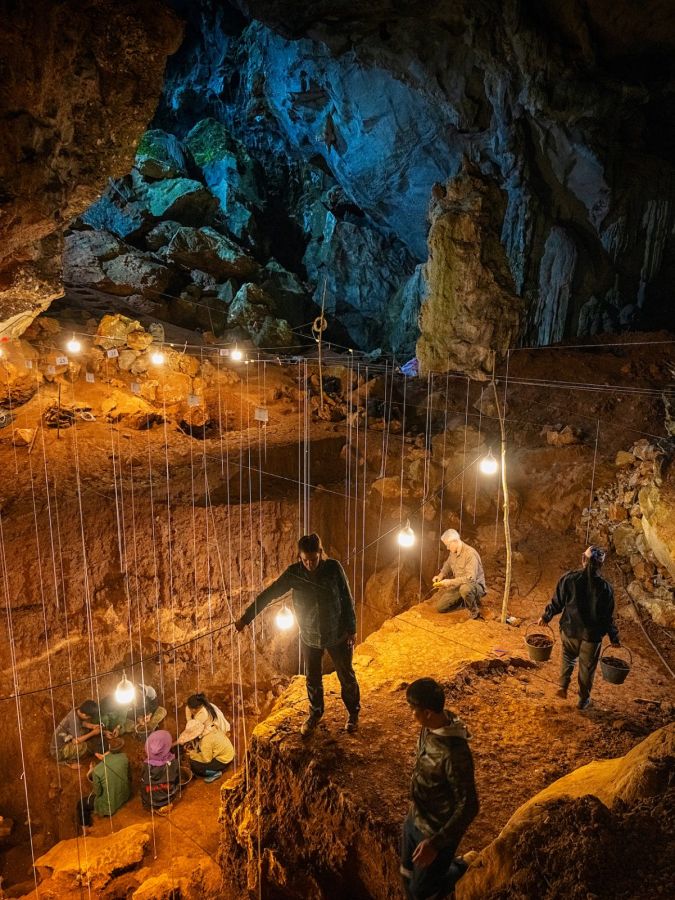 paléoanthropologues travaillant dans une grotte
