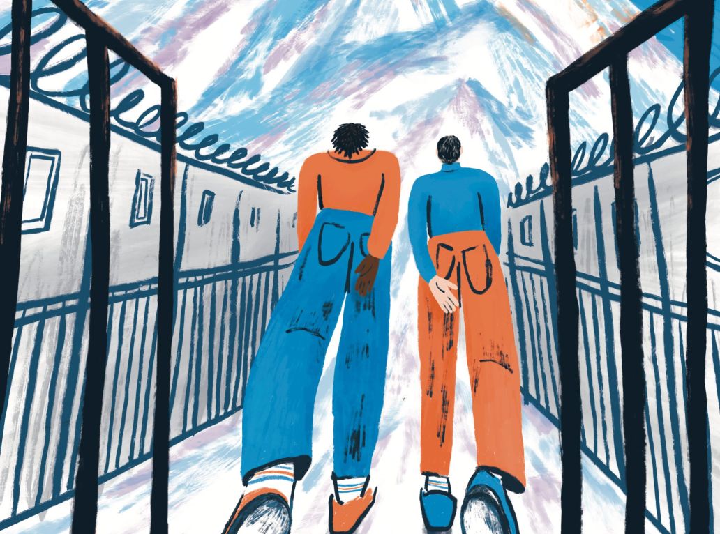 Deux hommes marchent en direction d'une montagne enneigée