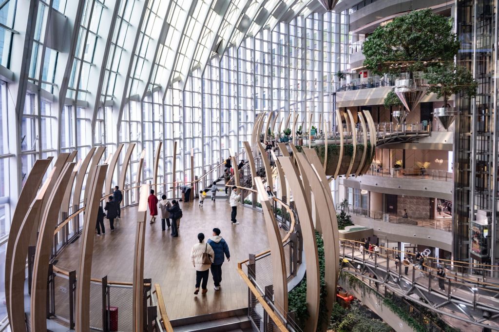 l'intérieur d'un centre commercial