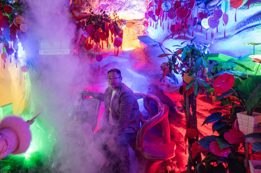 homme et enfant dans une ambiance aux couleurs vives