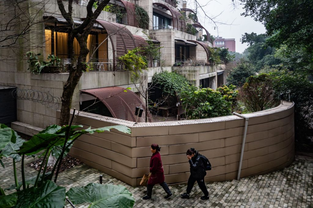 deux passantes entre des immeubles