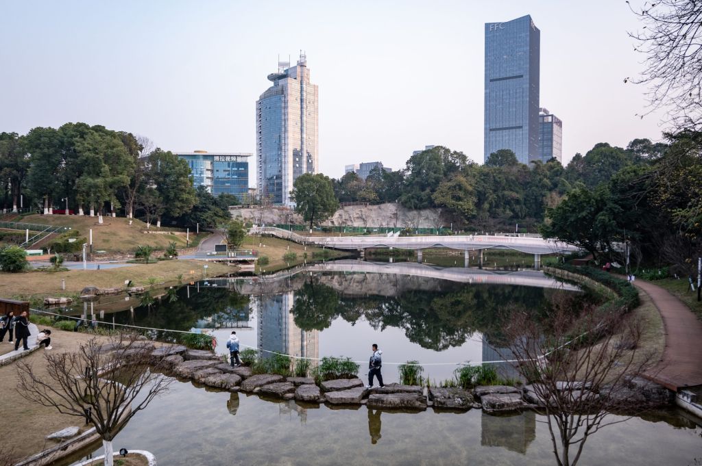 parc urbain au pied de gratte-ciel
