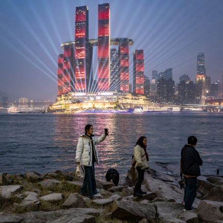 gratte-ciel illuminés devant un fleuve