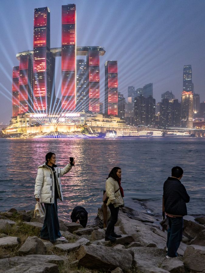 gratte-ciel illuminés devant un fleuve