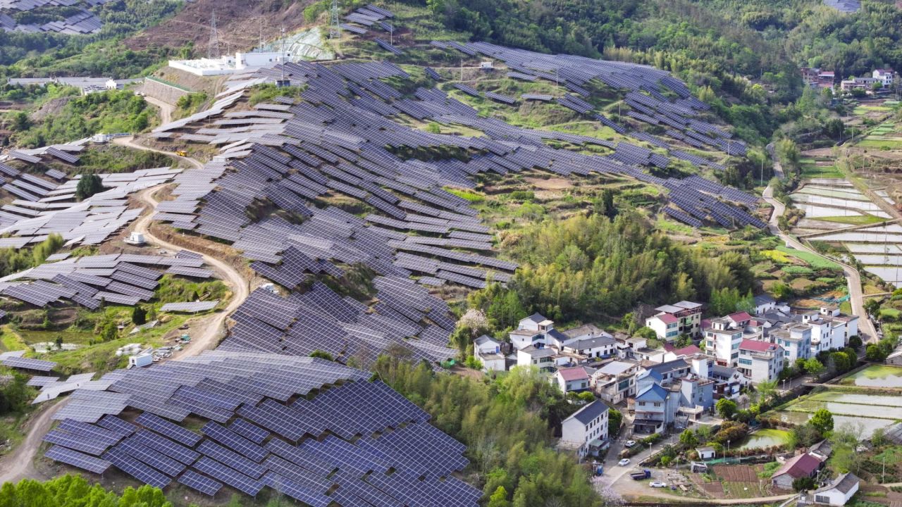 collines chinoises couvertes de panneaux solaires