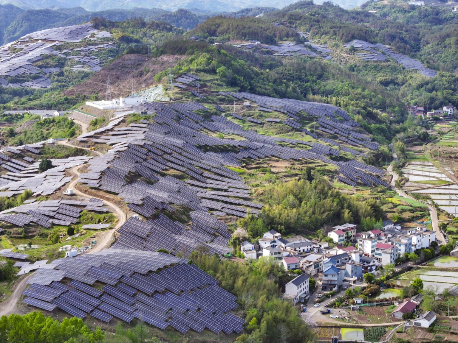 collines chinoises couvertes de panneaux solaires