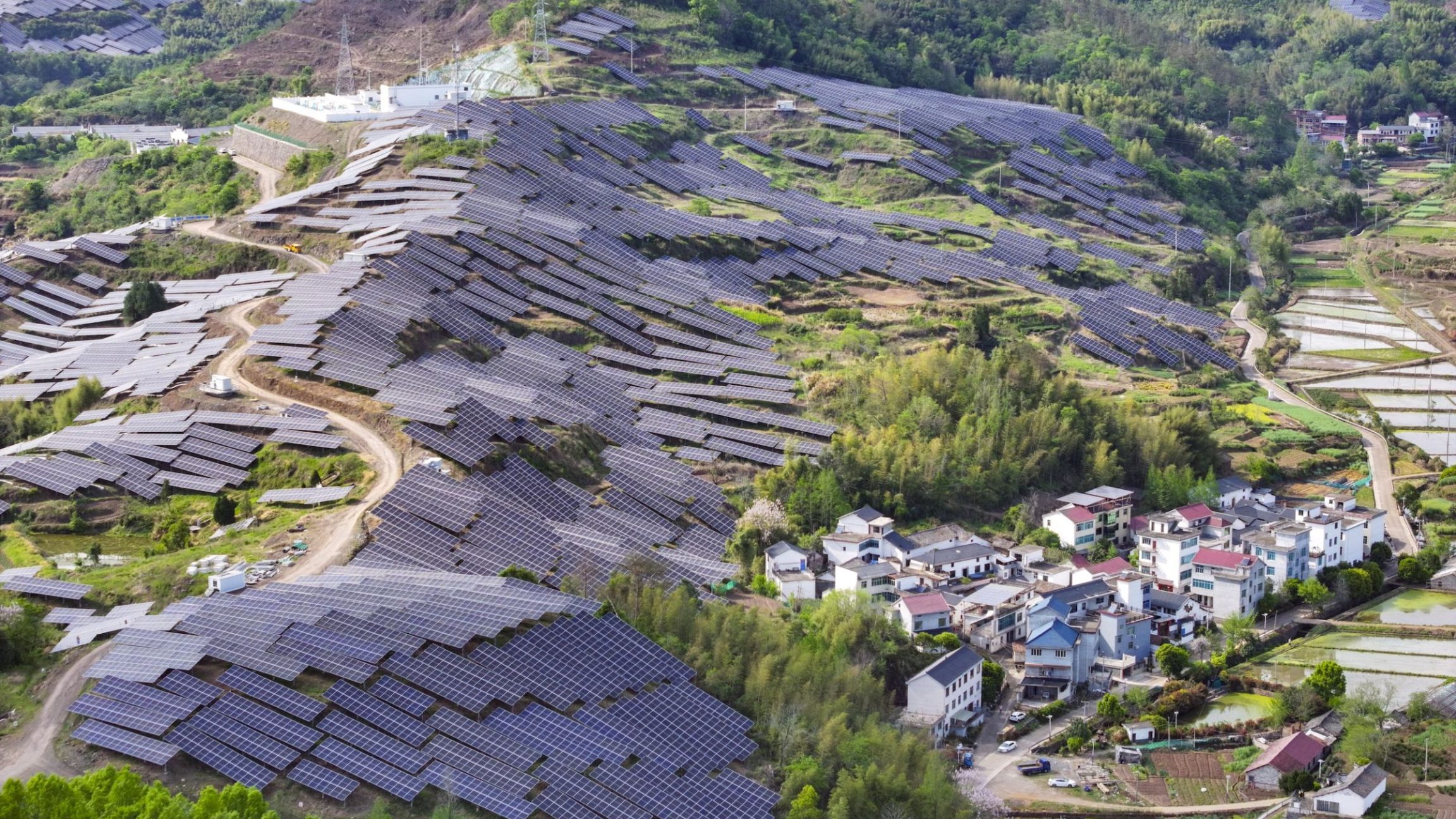 La colline aux 60 000 panneaux solaires