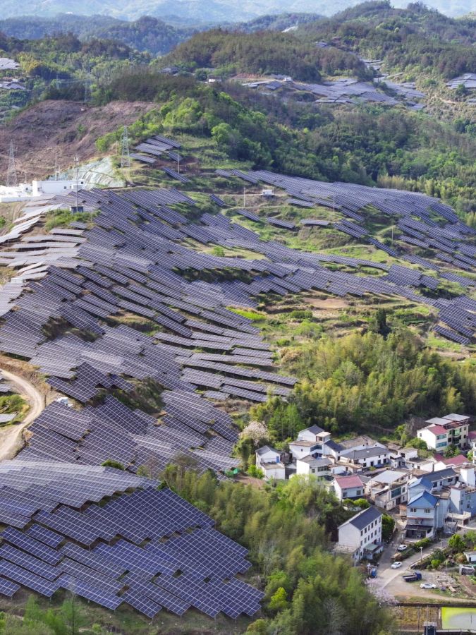 collines chinoises couvertes de panneaux solaires