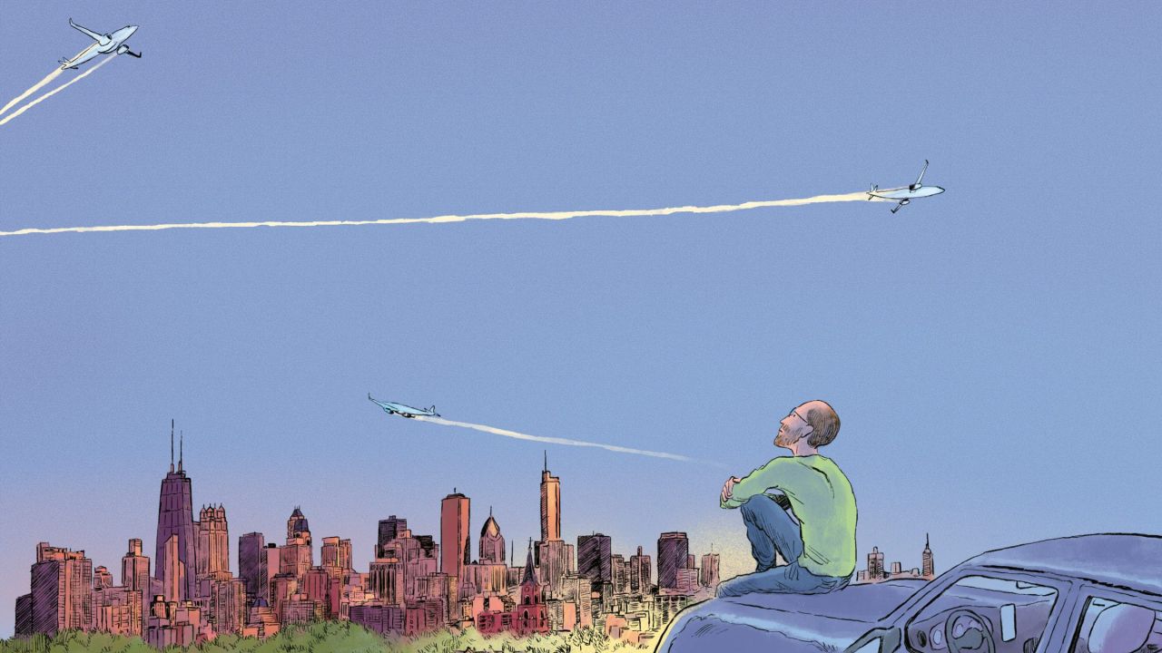 homme assis sur le capot d’une voiture et regardant le ciel