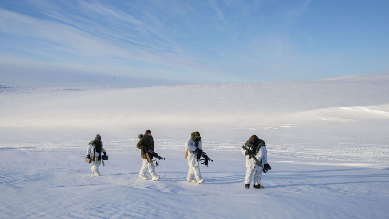 soldats marchant dans la neige