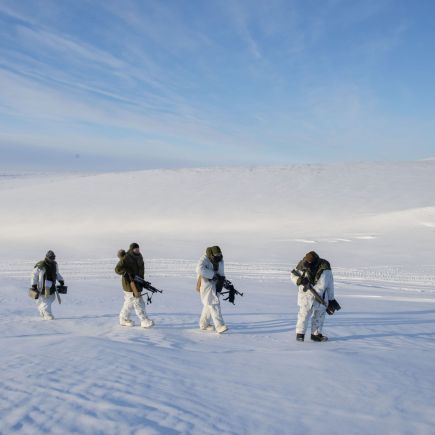 soldats marchant dans la neige