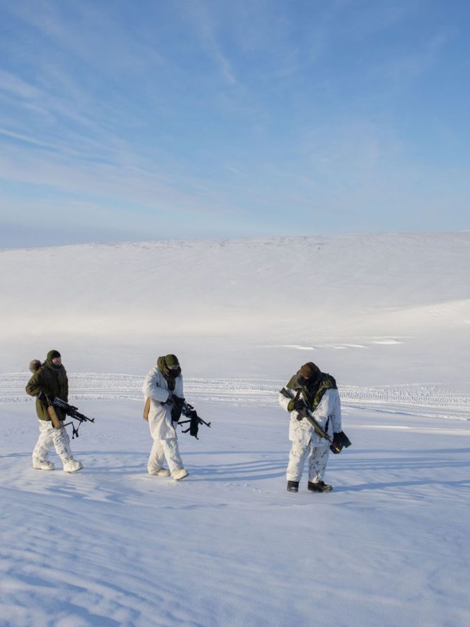 soldats marchant dans la neige