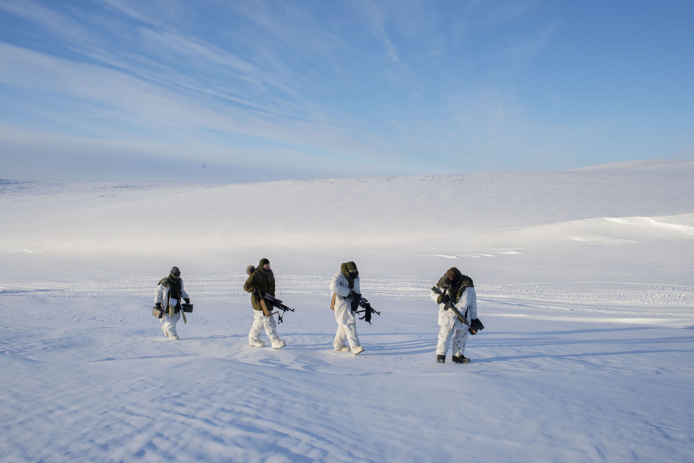 soldats marchant dans la neige