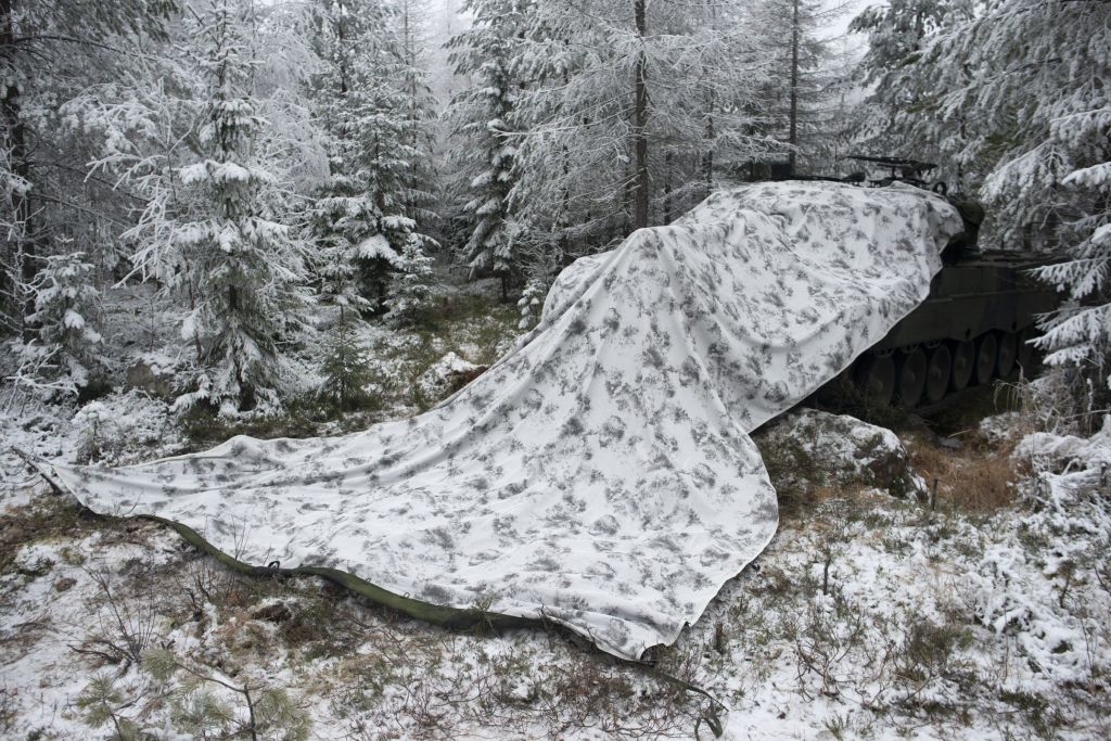 char d’assaut en tenue de camouflage d’hiver
