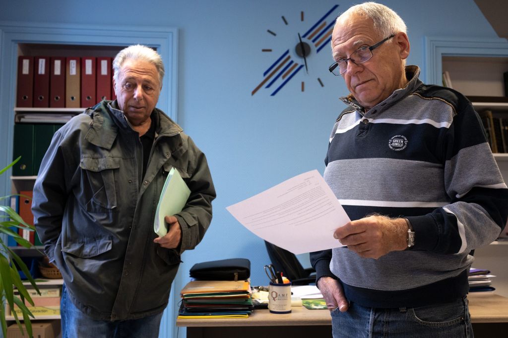 deux hommes dans un bureau