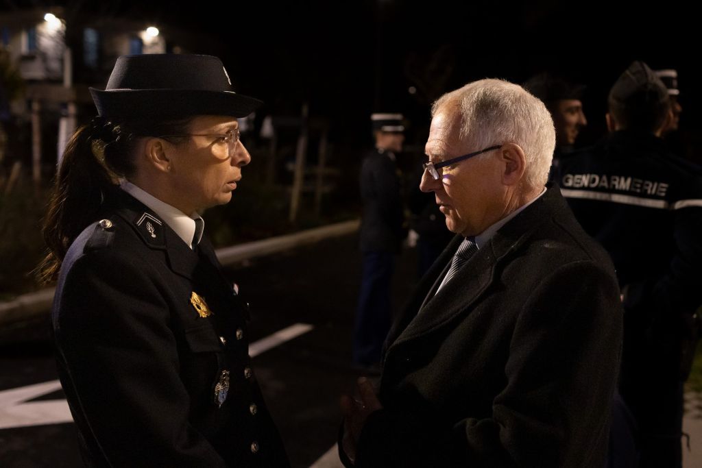 discussion entre un maire et une gendarme