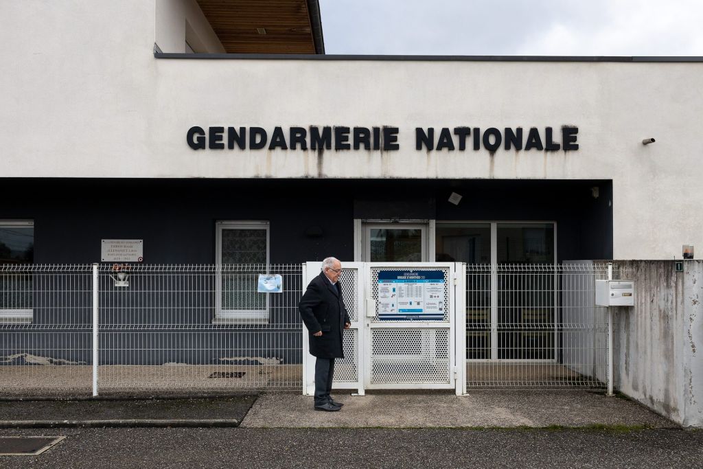 un homme à la porte d’une gendarmerie